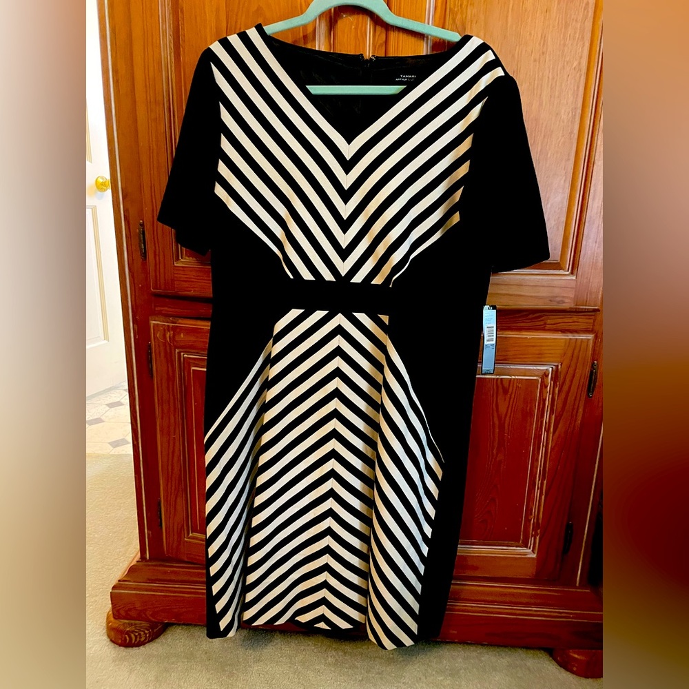 Tahari by ASL Gianna Sheath Dress Chevron Front Black Khaki 14W